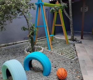 einen Spielplatz mit Basketball und Schaukel in der Unterkunft Morada das Marés - Balneário Barra do Sul in Balneario Barra do Sul