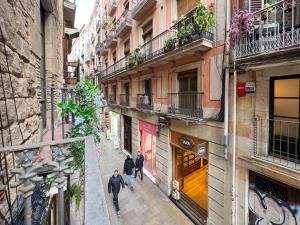 バルセロナにあるStay U-nique Apartments Botersの市道を歩く人々