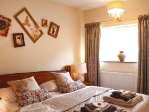 1 dormitorio con 1 cama con toallas en Old Toads Barn en Theddlethorpe Saint Helen