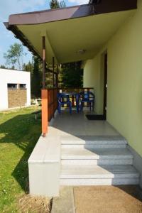 patio ze stołem i schodami do domu w obiekcie Chatová osada Kotva Prístav w Namiestowie