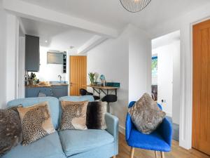 een woonkamer met een blauwe bank en 2 stoelen bij Hayfield in Paignton
