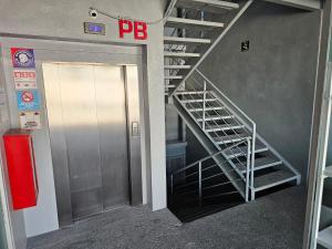 Una escalera de metal en un edificio con puerta en Hotel Sttiny Monterrey Tecnológico, en Monterrey