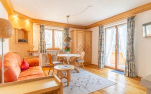 ein Wohnzimmer mit einem Sofa und einem Tisch in der Unterkunft Gästehaus Hagen in Reit im Winkl