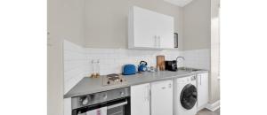 Η κουζίνα ή μικρή κουζίνα στο Sunny Serenity: Studio Living with a Breeze