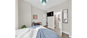 Ένα ή περισσότερα κρεβάτια σε δωμάτιο στο Sunny Serenity: Studio Living with a Breeze +6 φωτογραφίες