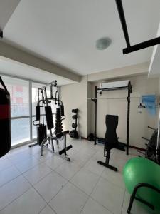 una habitación con un gimnasio con sillas y equipamiento en Apartamento Próximo Ao Centro MultiUso São José, en São José