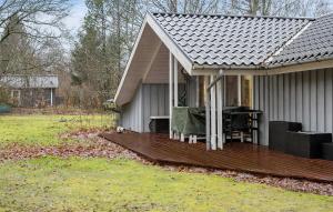 un porche de una casa con terraza de madera en 3 Bedroom Stunning Home In Give, en Give