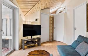3 Bedroom Stunning Home In Give في جايف: غرفة معيشة مع أريكة وتلفزيون بشاشة مسطحة