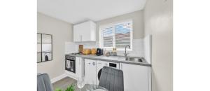 Dapur atau dapur kecil di Glimmering Comfort Spacious Studio +2 gambar