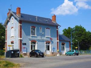 ein blaues Gebäude mit davor geparkt in der Unterkunft Gîte Louroux-de-Bouble, 5 pièces, 12 personnes - FR-1-489-477 in Louroux-de-Bouble