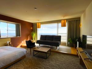 une chambre d'hôtel avec un lit et un canapé dans l'établissement Resort Hotel RAKI House Nasu, à Nasu