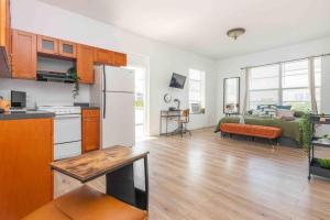 een keuken en een woonkamer met een bank bij Downtown 1-BR with Balcony - 5 Minutes to Wynwood in Miami