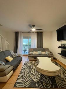 Posezení v ubytování CASA COLIVING avec chambre salle de bain individuelles privatives