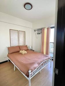 Ένα ή περισσότερα κρεβάτια σε δωμάτιο στο Modern style 2BR Condo Good for 6 Packs Near NAIA