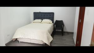 een bed met twee kussens in een slaapkamer bij Estancia entre las nubes in Chachapoyas