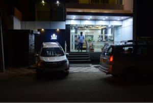 奇克马格尔manjunatha residency的晚上停在建筑物前的汽车