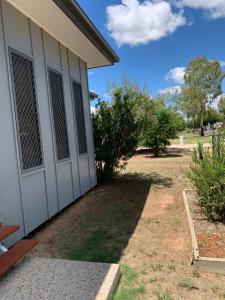 - une vue latérale sur une maison avec une cour dans l'établissement Grace Guest Rooms, à Roma