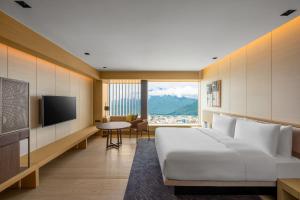 pokój hotelowy z łóżkiem i telewizorem w obiekcie Le Meridien Hualien Resort w mieście Hualian