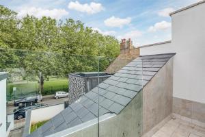 Aussicht vom Dach eines Hauses in der Unterkunft Luxurious Hidden Gem in Wandsworth in London