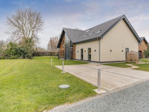 un gran edificio blanco con techo negro en The Paddocks Retreat en North Thoresby