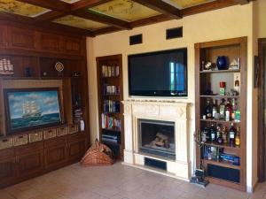 A television and/or entertainment centre at Eden Holiday Home