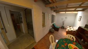 a living room with a table and chairs at Acogedora e independiente casita - La Promotora in Cochabamba