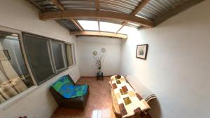 un soggiorno con panca e finestra di Acogedora e independiente casita - La Promotora a Cochabamba