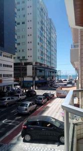 瓜拉派瑞Apartamento a poucos passos do mar的一辆黑色汽车停在城市街道上,街道上有许多建筑