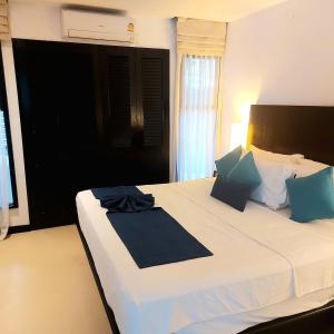 Un pat sau paturi într-o cameră la Dewa One bedroom suite