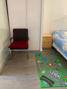 una camera da letto con sedia e tappeto di Cozy holiday home a Toronto