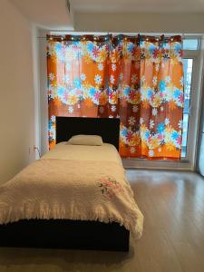 ein Schlafzimmer mit einem Bett und einem großen Fenster in der Unterkunft Cozy holiday home in Toronto