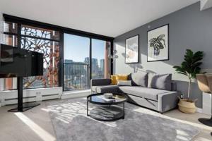 un soggiorno con divano e TV di Cozy 1BR Condominium Suite in West Cordova a Vancouver