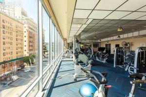 un gimnasio con equipo cardiovascular en un edificio en Cozy One Bedroom in Heart of Hollywood, en Los Ángeles