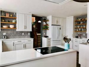 een keuken met witte kasten en een wit aanrecht bij Mtn House w/ Stunning Views, Sauna, HotTub, Trails in Boulder