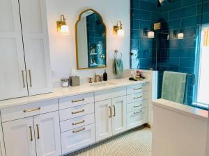 een badkamer met witte kasten en een blauwe muur bij Mtn House w/ Stunning Views, Sauna, HotTub, Trails in Boulder