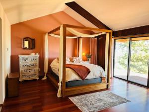 een slaapkamer met een hemelbed in een kamer bij Mtn House w/ Stunning Views, Sauna, HotTub, Trails in Boulder