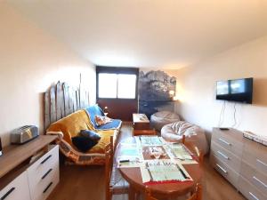 uma sala de estar com um sofá e uma mesa em Studio Saint-Lary-Soulan, 1 pièce, 4 personnes - FR-1-457-340 em Saint-Lary-Soulan