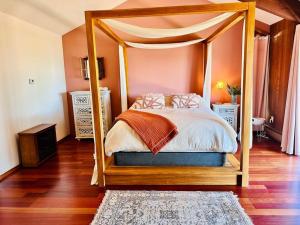 een slaapkamer met een hemelbed en een tapijt bij Mtn House w/ Stunning Views, Sauna, HotTub, Trails in Boulder