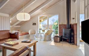 sala de estar con sofá y chimenea en 2 Bedroom Gorgeous Home In Juelsminde, en Sønderby