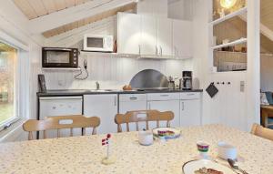 Kuchyň nebo kuchyňský kout v ubytování 2 Bedroom Cozy Home In Juelsminde