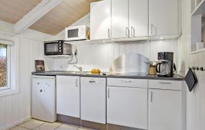Kuchyň nebo kuchyňský kout v ubytování 2 Bedroom Cozy Home In Juelsminde