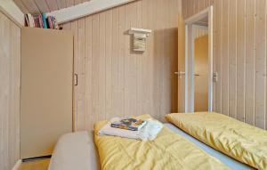 En eller flere senge i et værelse på 2 Bedroom Gorgeous Home In Juelsminde