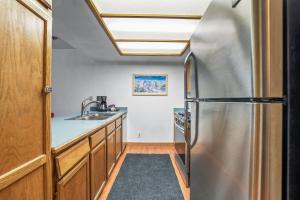 cocina con nevera de acero inoxidable y fregadero en Cozy Kirkwood Condo – The Meadows 2 Bedroom condo, en Kirkwood