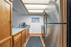 Una cocina o kitchenette en Cozy Kirkwood Condo – The Meadows 2 Bedroom condo