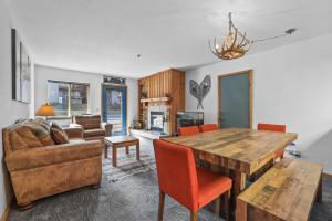 sala de estar con mesa de madera y sofá en Cozy Kirkwood Condo – The Meadows 2 Bedroom condo, en Kirkwood