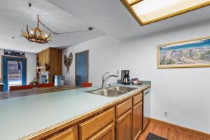 cocina con fregadero y encimera en Cozy Kirkwood Condo – The Meadows 2 Bedroom condo, en Kirkwood
