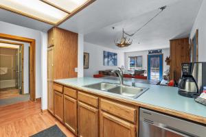 Una cocina o kitchenette en Cozy Kirkwood Condo – The Meadows 2 Bedroom condo 22 fotos más