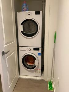 een wasmachine en een wasmachine in de kamer bij Cozy holiday home in Toronto