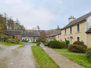 a dirt road through a village with houses at Ty Ceffylau - Uk46190 in Llanybydder