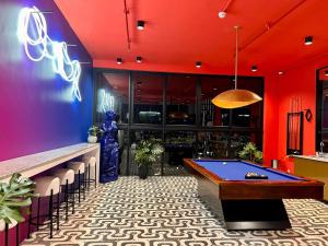 a pool table in a room with a bar at SkyGarden Nunciatura Luxury Apartment #705 in San José